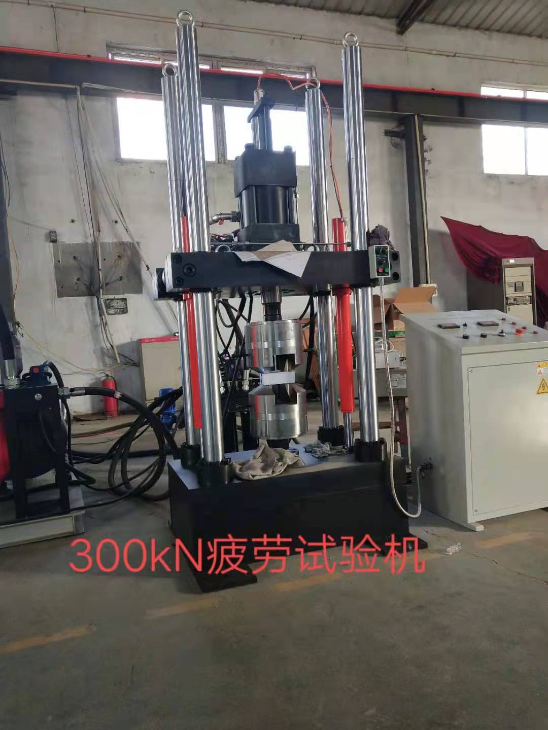 濟南新時代試金試驗機廠出口俄羅斯、30噸疲勞試驗機